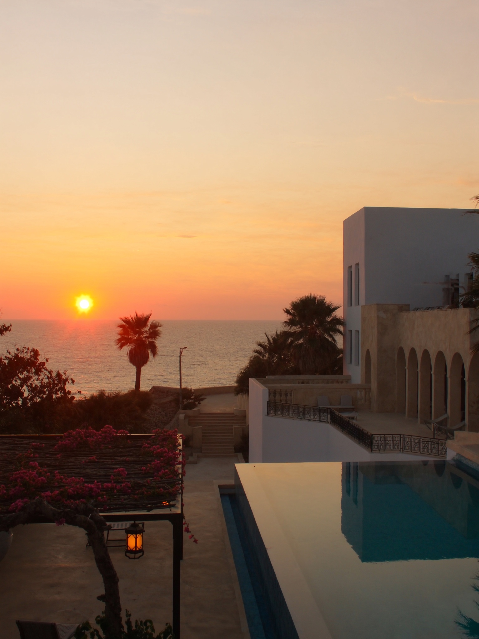 Villa mit Infinity-Pool und Meerblick bei Sonnenuntergang