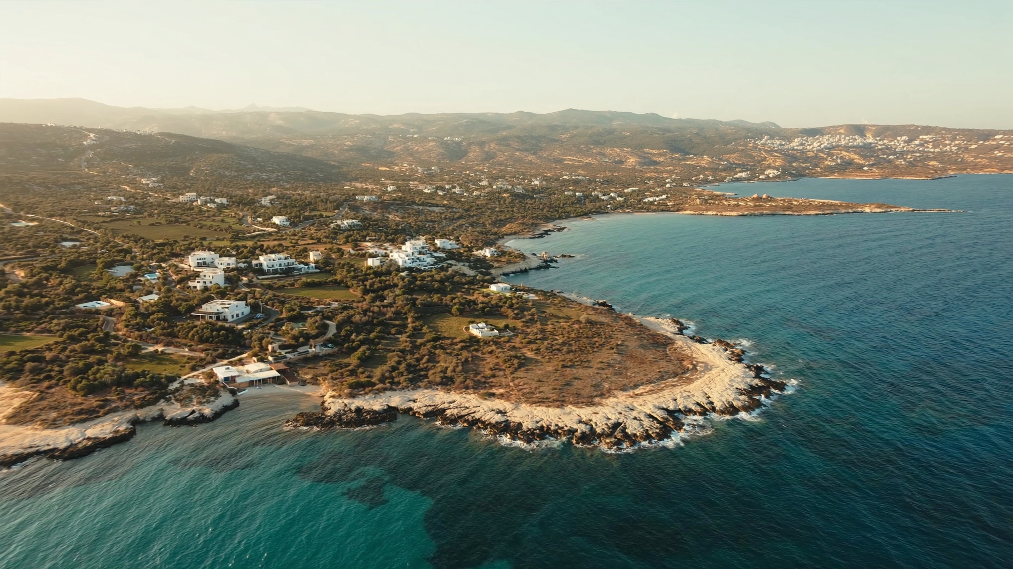 Luftaufnahme der Küste von Paphos im Abendlicht
